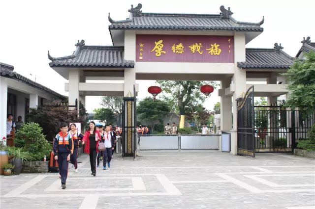 陽(yáng)光五月，飛揚(yáng)青春——嬉樂灣五月多彩活動(dòng)。